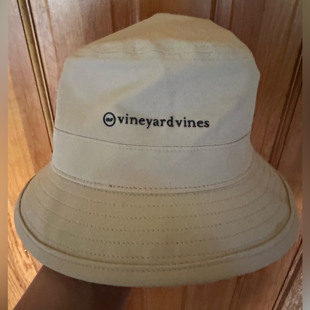 NWT Vineyard Vines OTG bucket hat in color stone, size M/L.